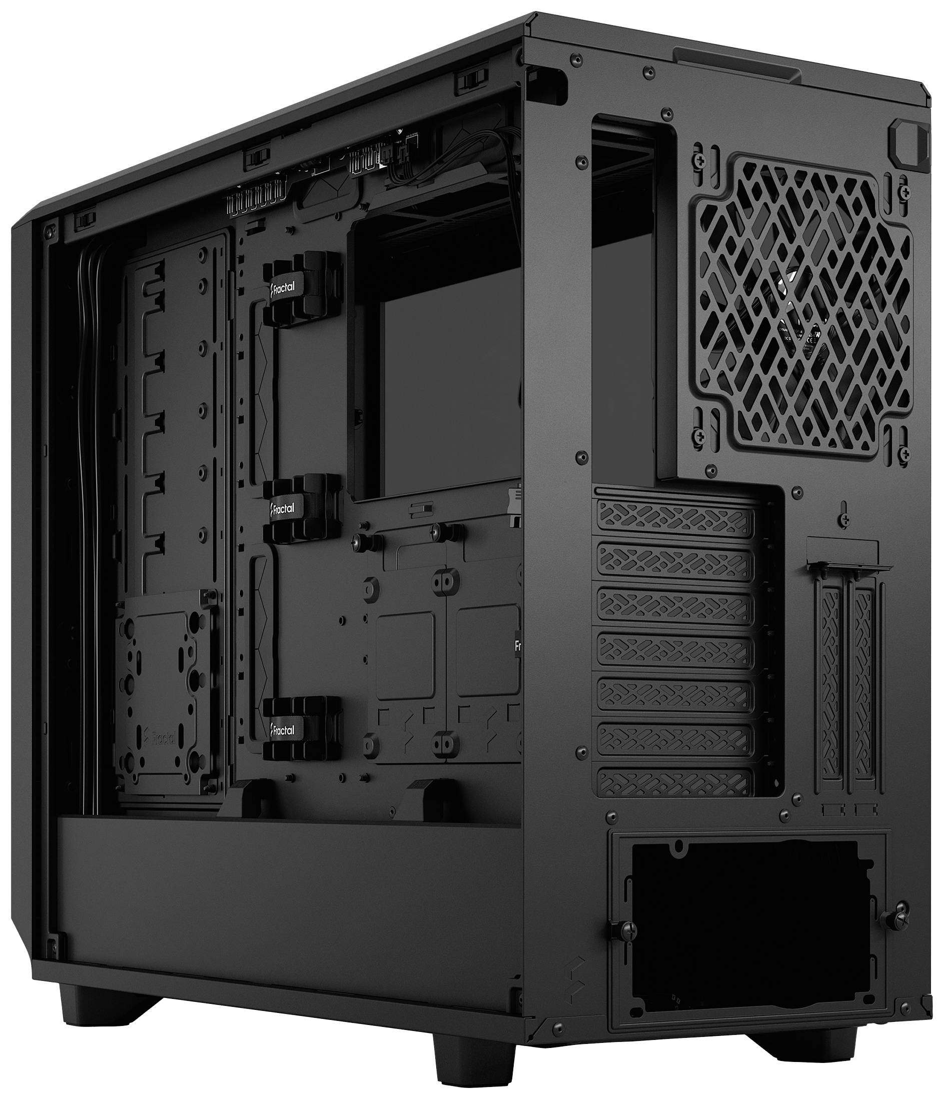 Ein leeres, schwarzes Computergehäuse mit offenen Seitenwänden, das interne Montageplätze für Hardware-Komponenten zeigt.