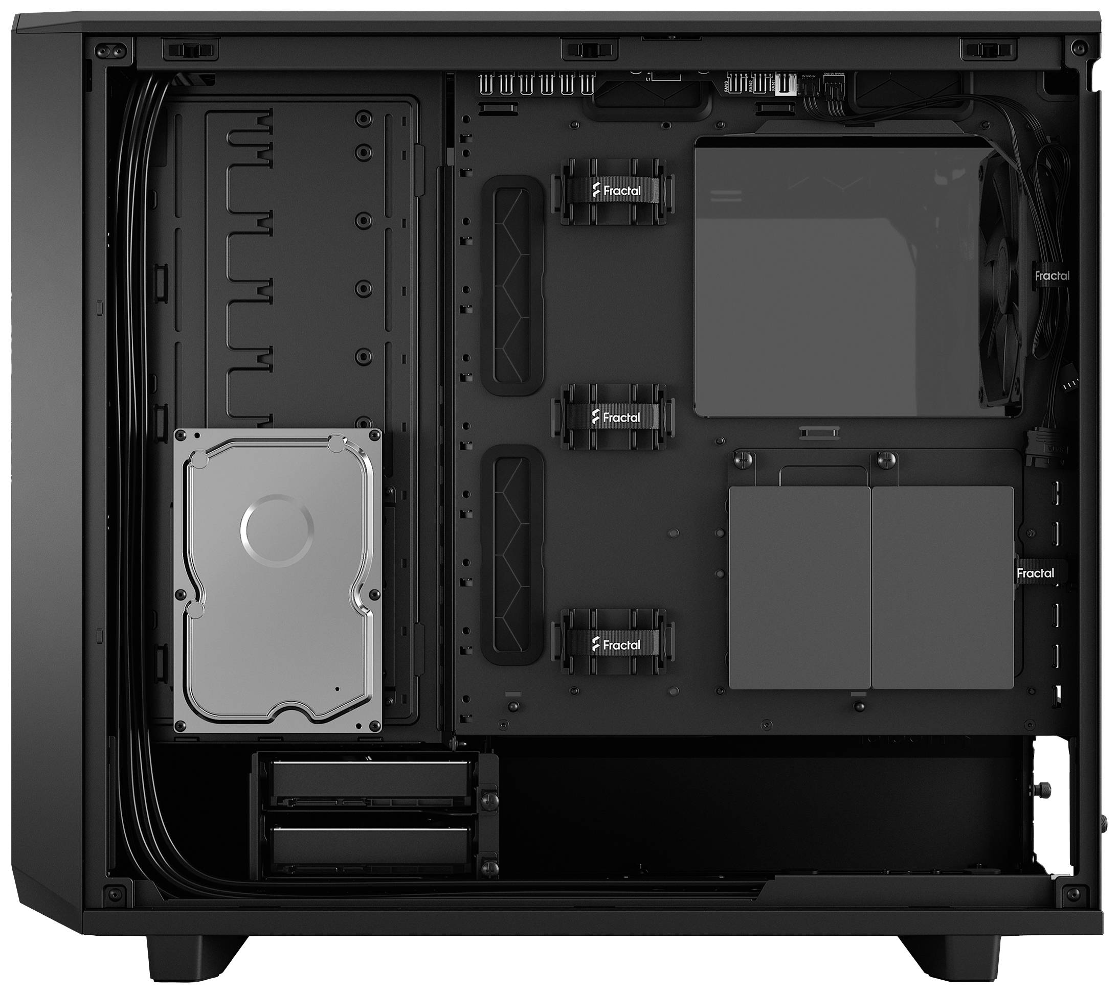 Offenes Computergehäuse mit sichtbarer Hardware, darunter eine Festplatte und Kabelmanagementsystem. Keine installierten Komponenten.