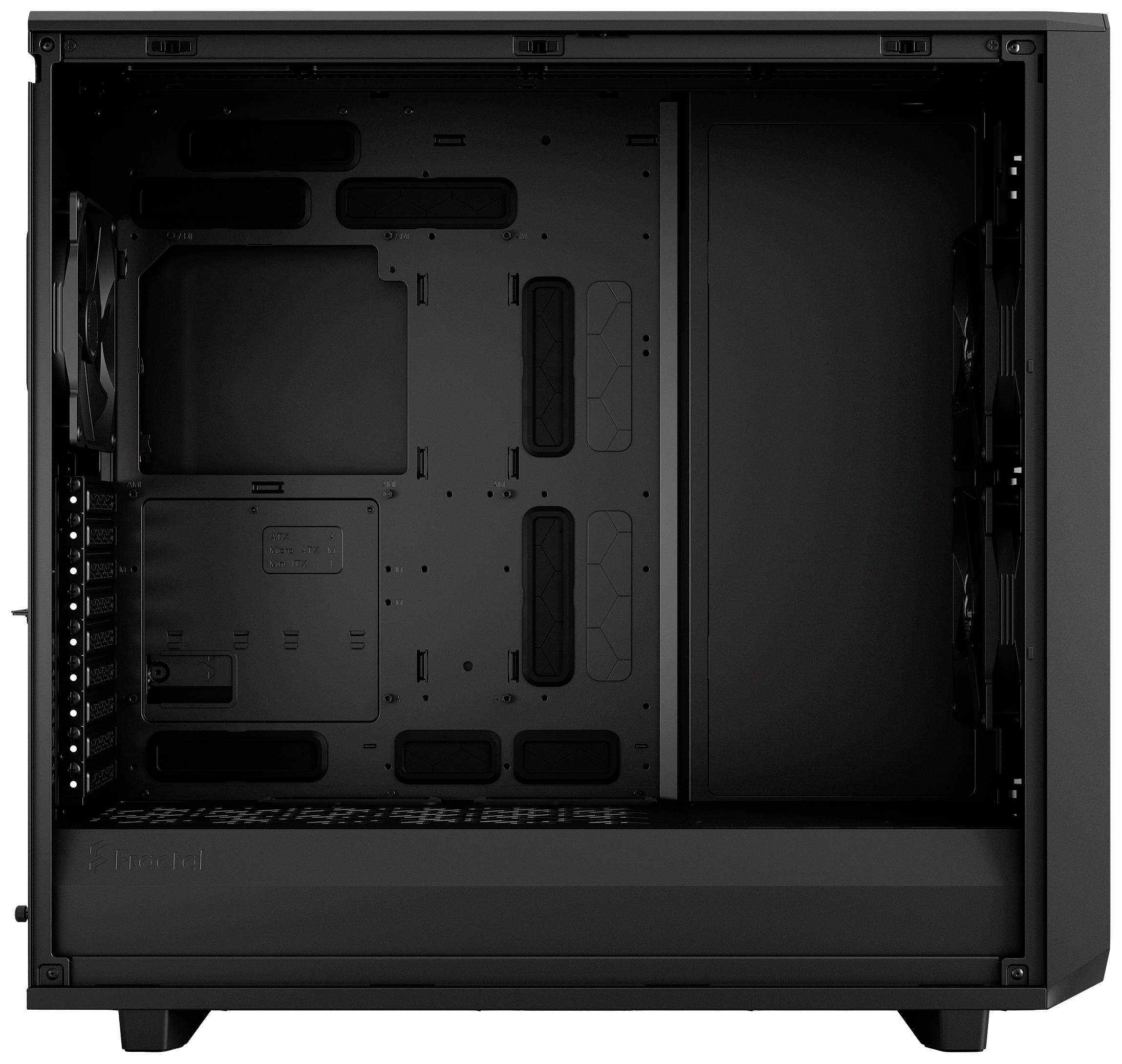 Schwarzes, leeres PC-Gehäuse mit installiertem Lüfter hinten und Platz für Hardware-Komponenten. Platz für Mainboard und Stromversorgung.