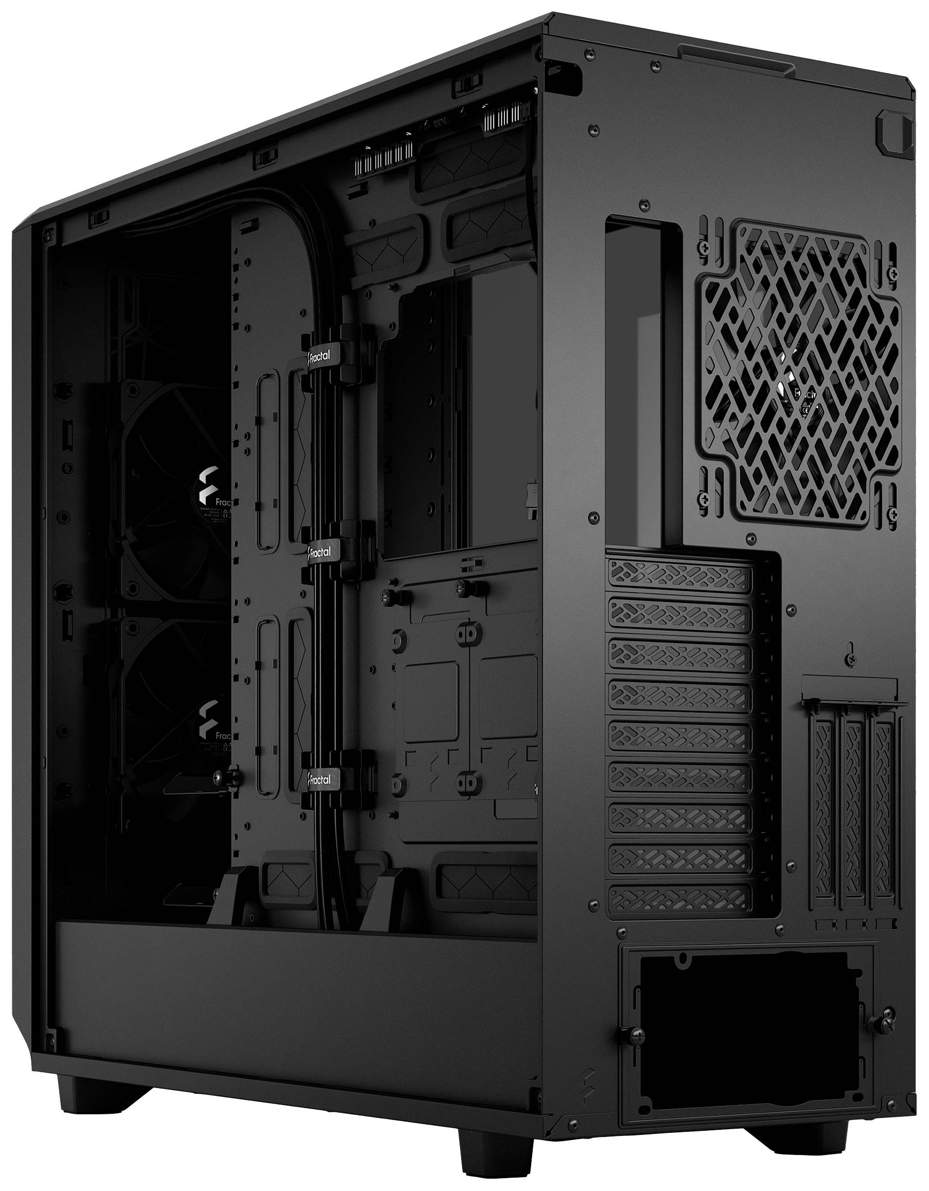 Schwarzes Computergehäuse mit offenem Seitenpanel, zeigt mehrere Lüfterplätze und Einschübe für Erweiterungskarten und Laufwerke.