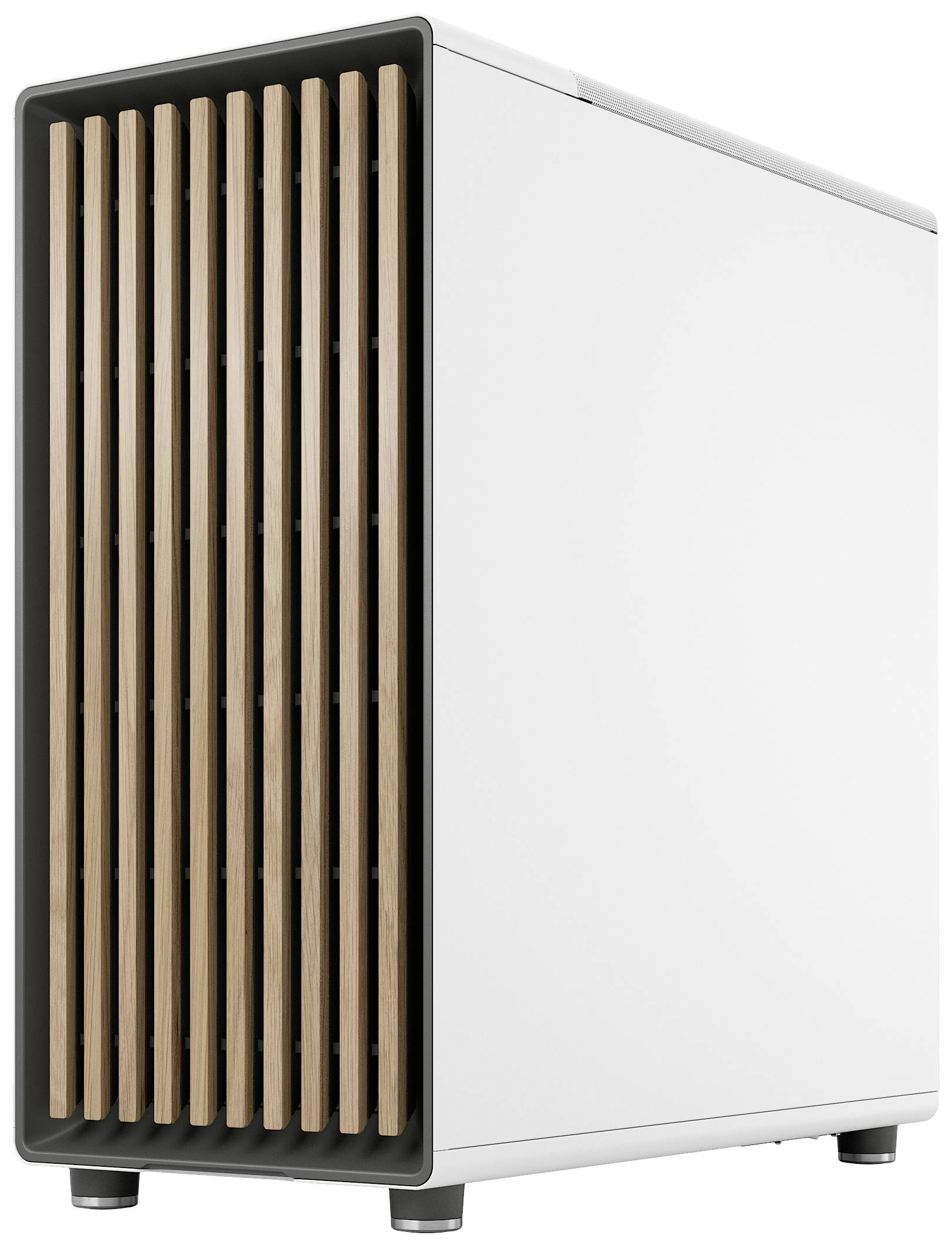 Ein weißer Computer-Desktop-Tower mit hölzernen Lüftungslamellen auf der Vorderseite steht auf einer ebenen Fläche.