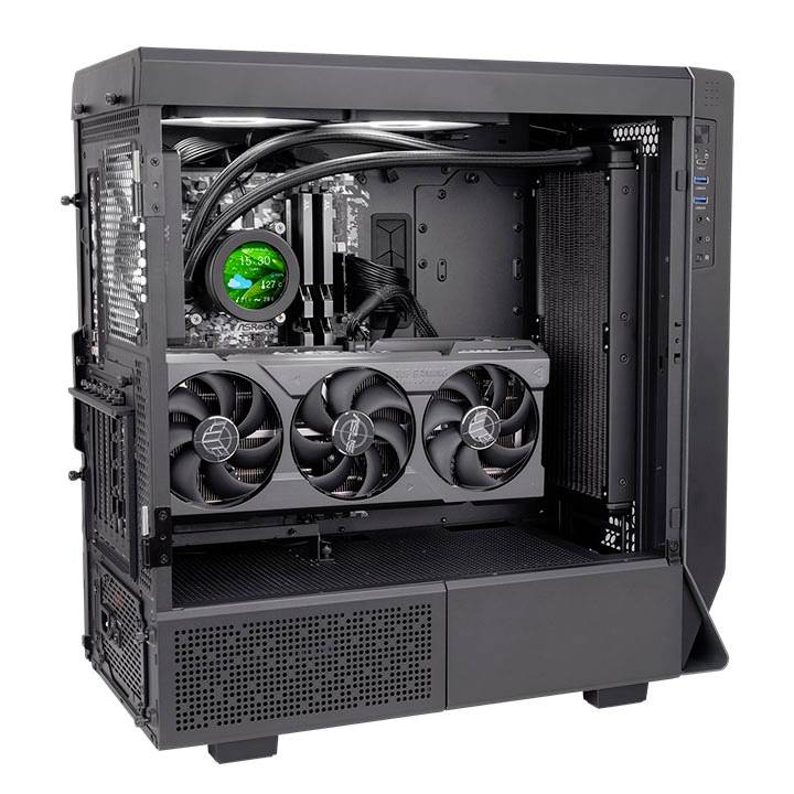 Offener Computergehäuse mit leistungsstarkem Kühlsystem, drei großen Lüftern und Wasserleitungen. Sein Inneres zeigt Kabelmanagement.