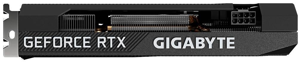 Eine Grafikkarte mit der Aufschrift 'GeForce RTX GIGABYTE', zeigt die Seitenansicht der Karte mit sichtbaren Lüftern und Stromanschlüssen.