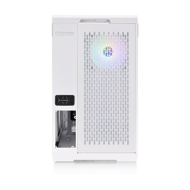 Weißes Computergehäuse mit sichtbarem Lüfter, der bunte Lichter zeigt, Vorderansicht mit belüfteter Frontplatte.