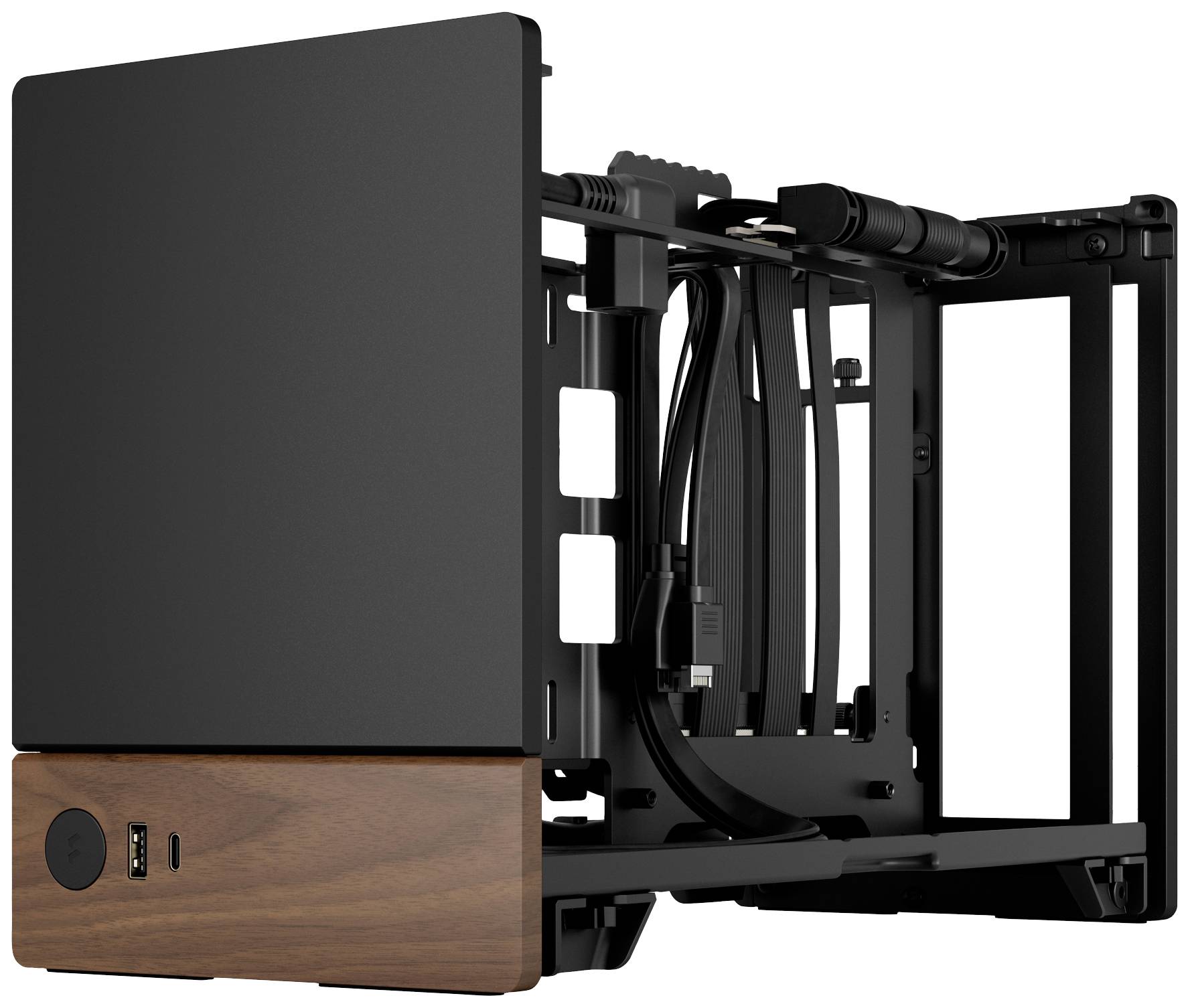 Offenes Computergehäuse mit Holzbasis und schwarzer Abdeckung. Zeigt interne Struktur und Kabelmanagement. Ideal für PC-Bauprojekte.