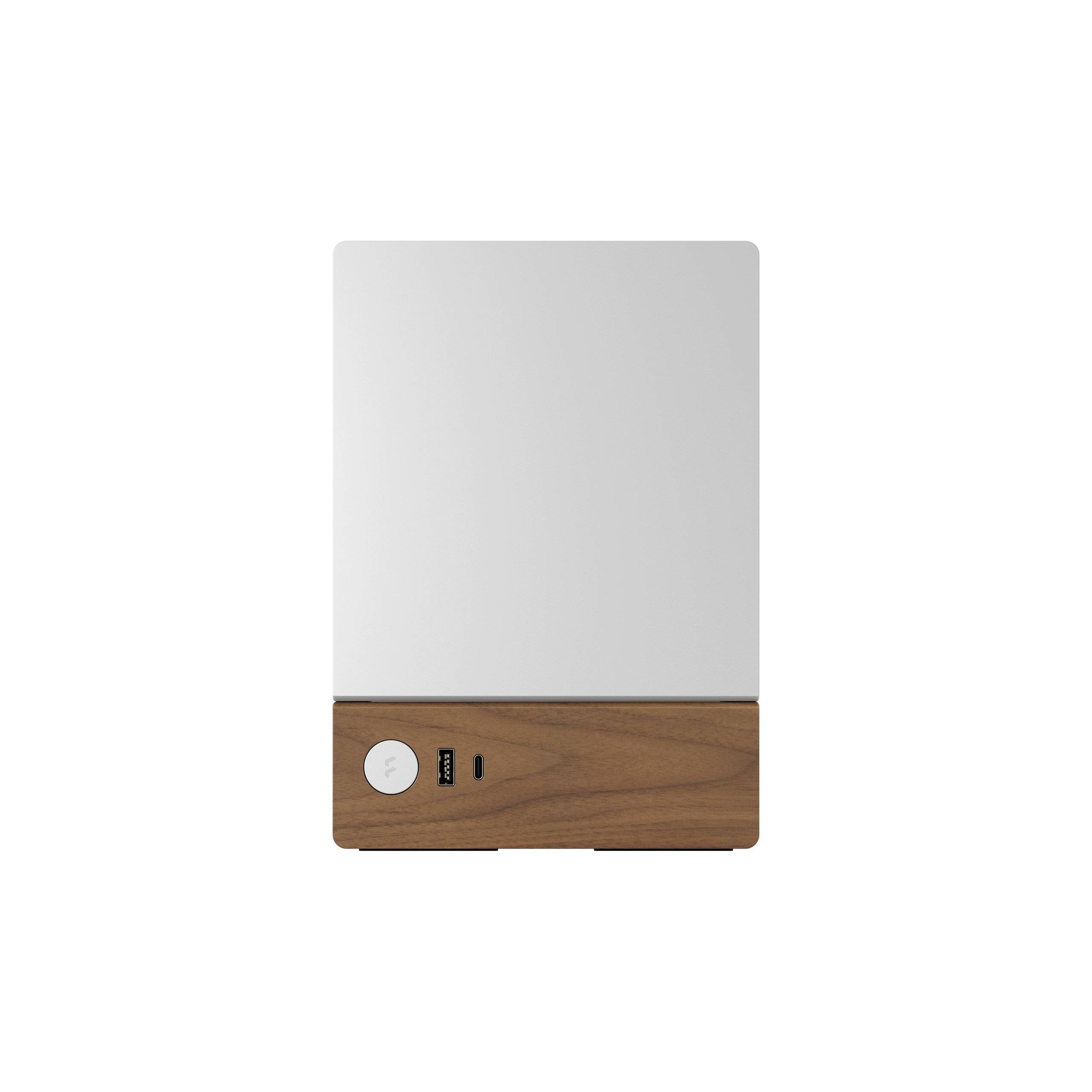 Ein rechteckiger Spiegel mit Holzsockel. Der Sockel enthält einen Knopf und einen USB-Anschluss. Geeignet für Badezimmer oder Schlafzimmer.