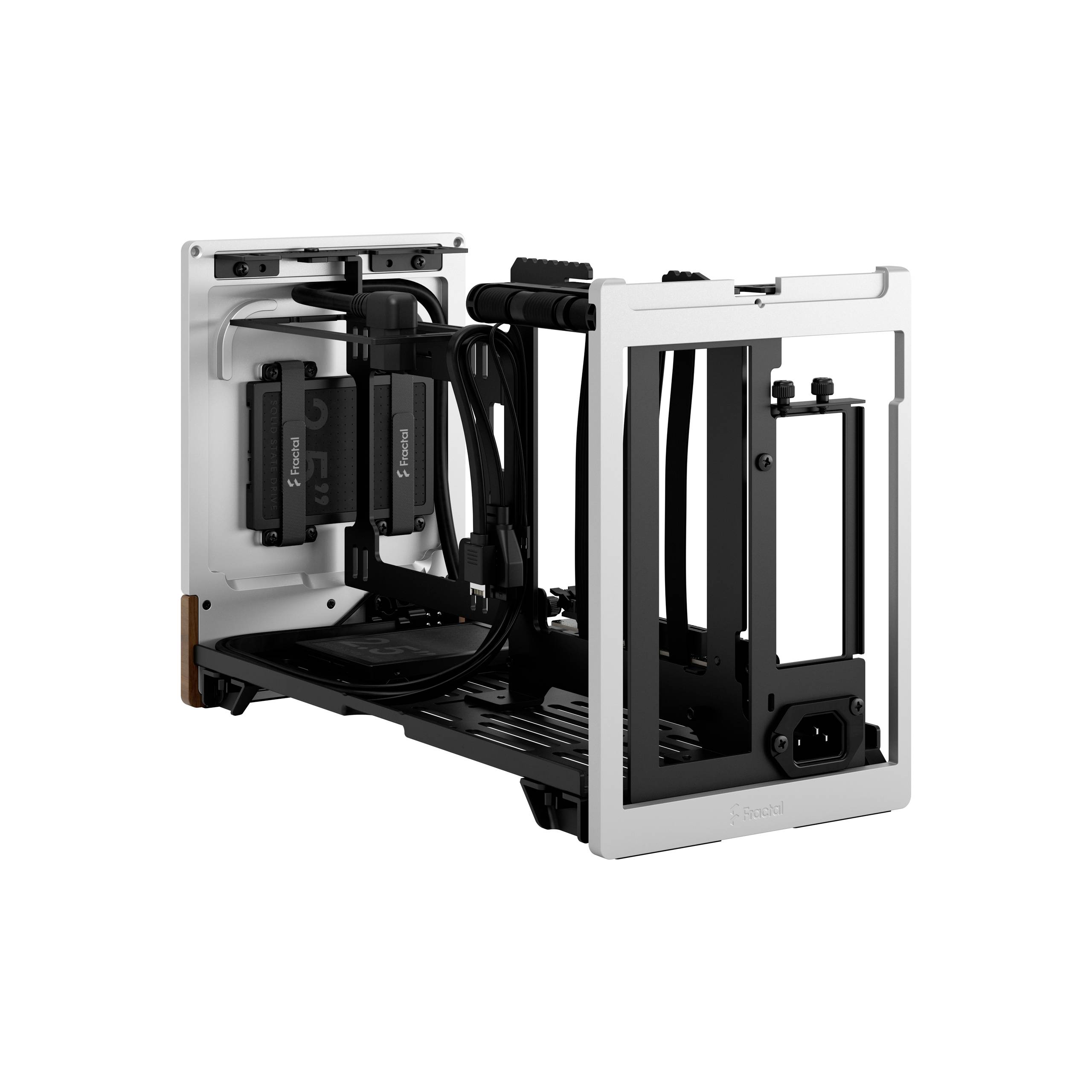 Ein offenes PC-Gehäuse mit minimalistischem Design. Die Struktur ist aus schwarz-weißen Metallteilen, ohne installierte Komponenten.