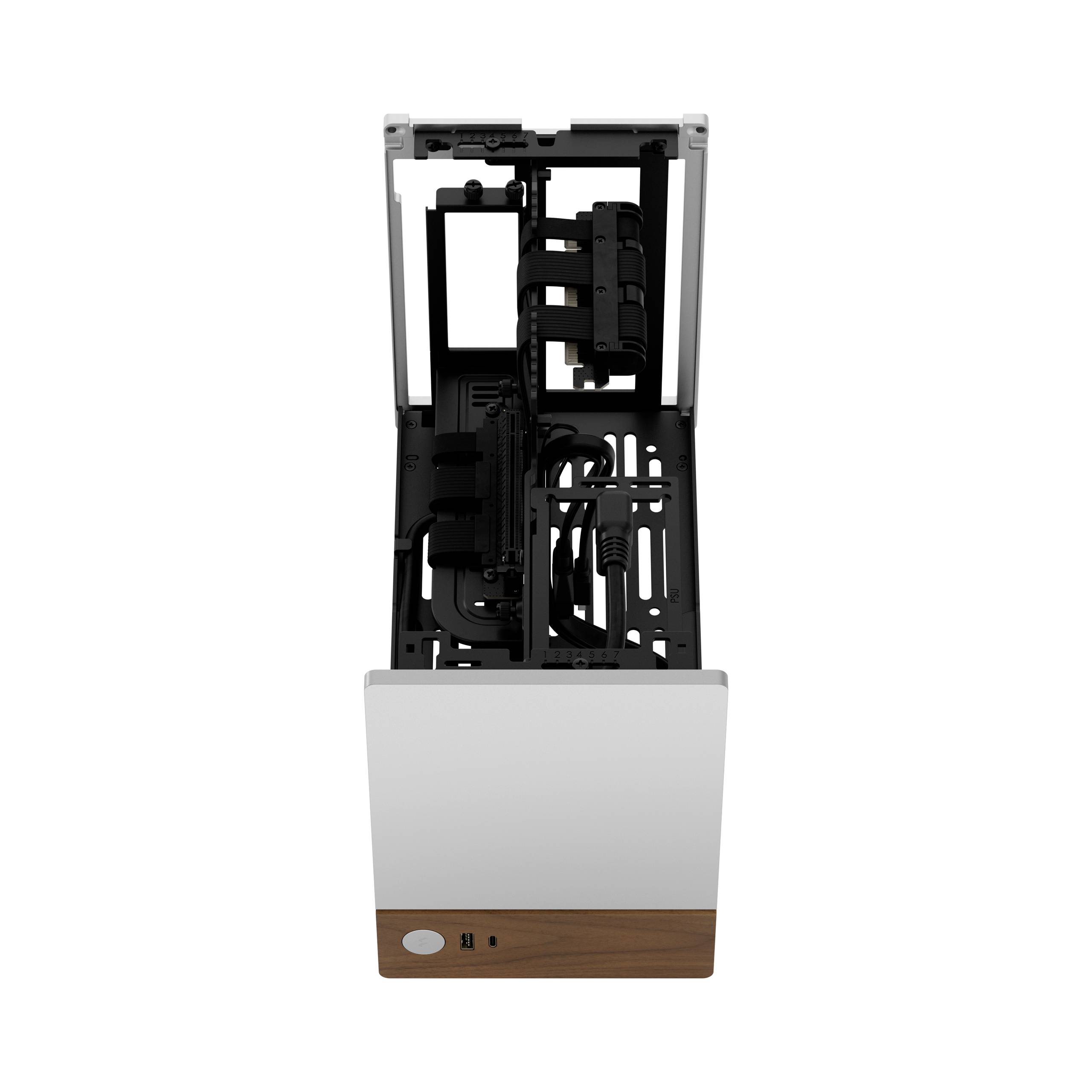 Ein offener Computergehäuse-Rahmen, hauptsächlich in Schwarz, mit einer weißen Frontplatte und Holzakzent an der Unterseite.