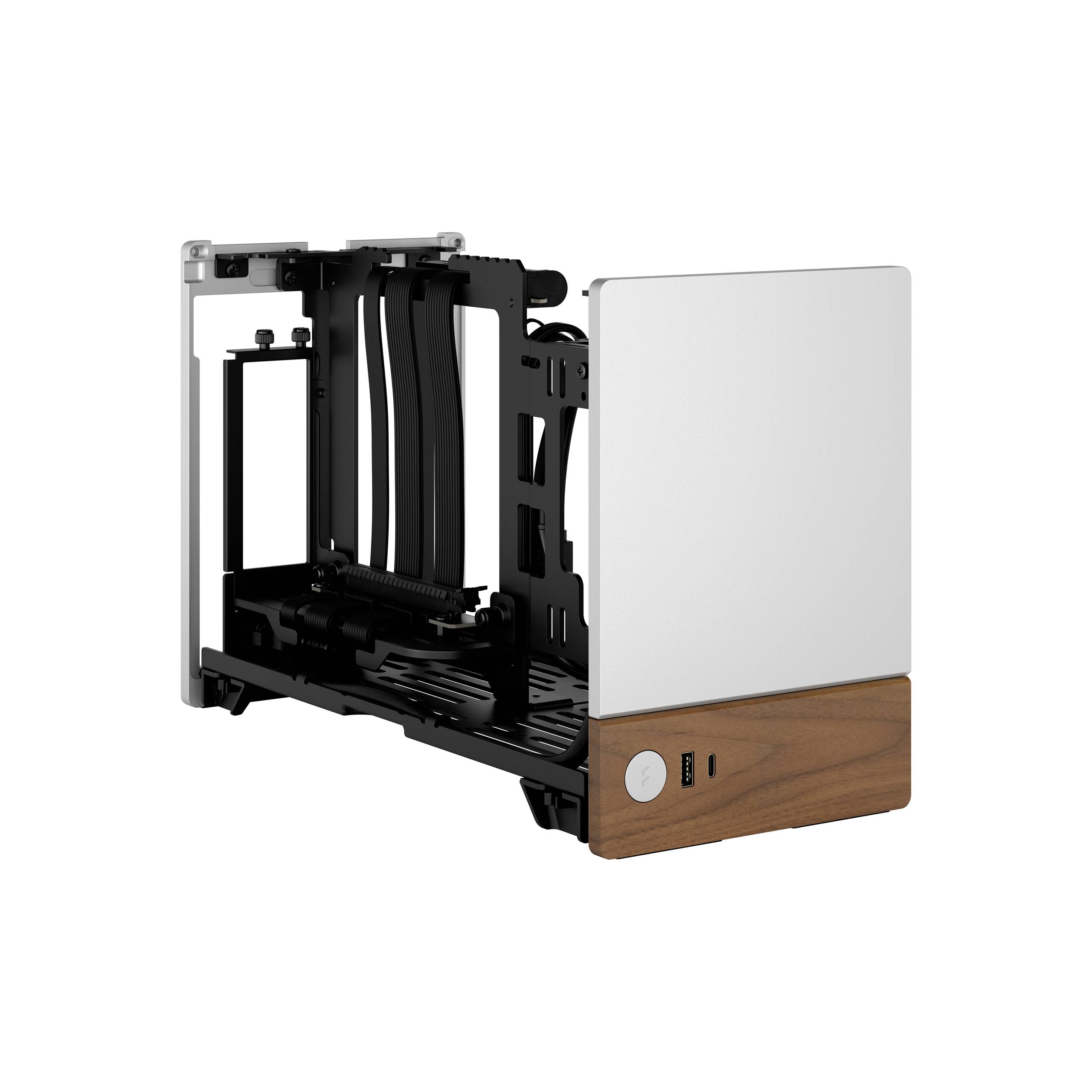 Ein offenes Computergehäuse mit Holz- und Metallelementen, USB-Anschlüssen vorne, und Platz für Hardware wie Mainboard und Grafikkarte.