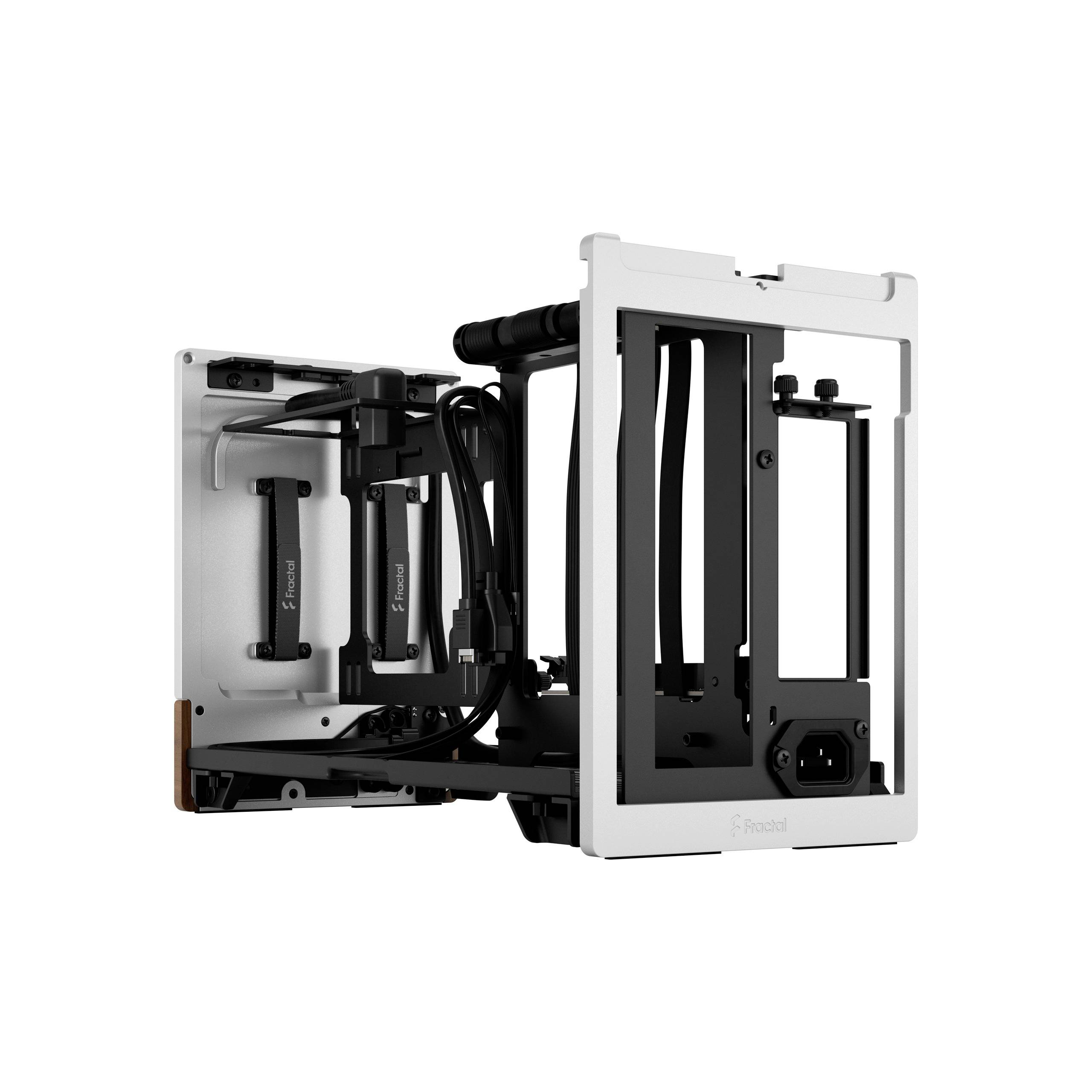 Ein offenes Computergehäuse mit sichtbaren Kabeln und Rahmen. Geeignet für Technik- oder Computerbauprojekte.