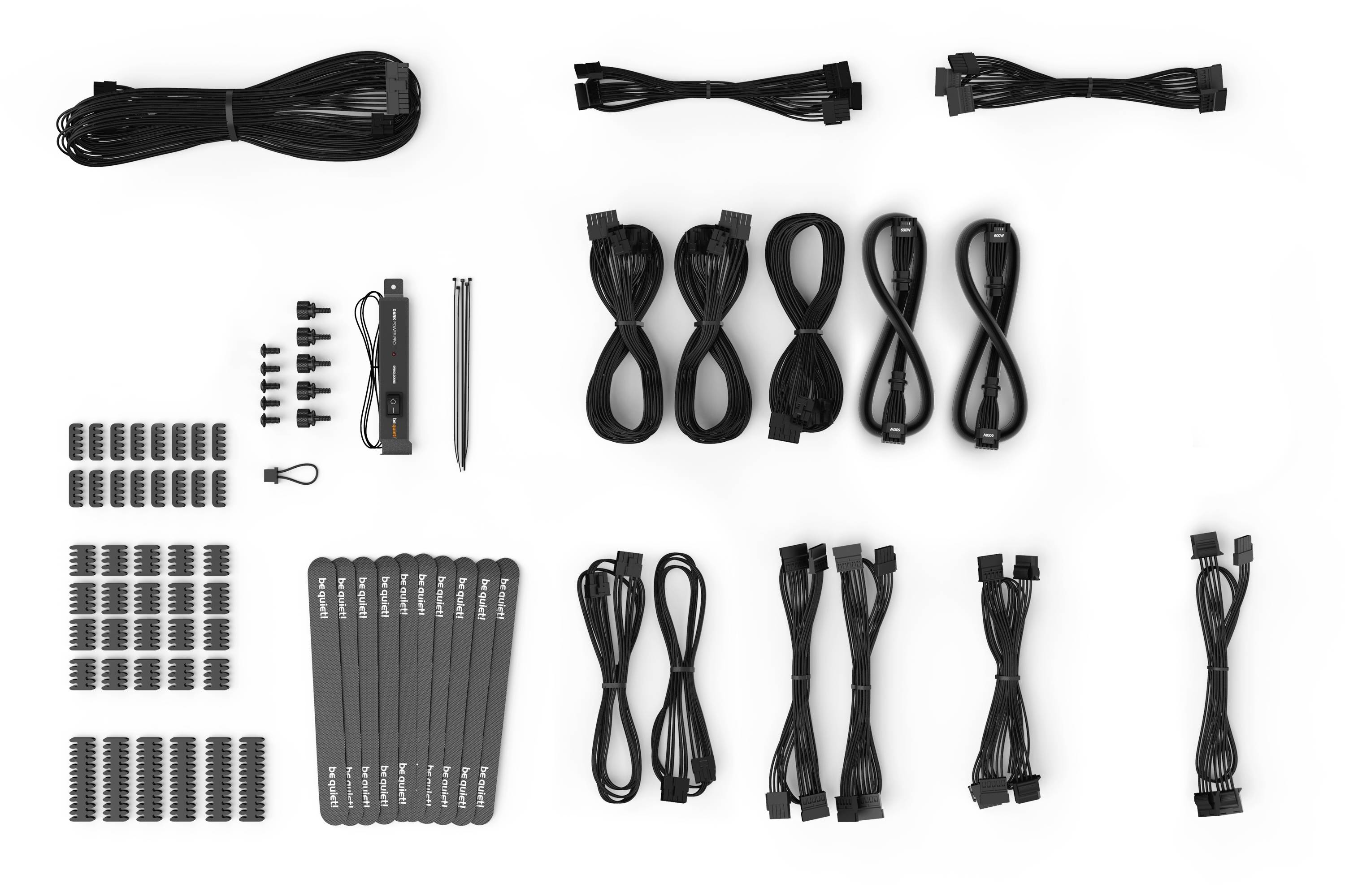 Verschiedene schwarze Kabel und Zubehörteile für Computergehäuse, darunter Kabelbinder, Schrauben und Kabel von unterschiedlicher Länge.