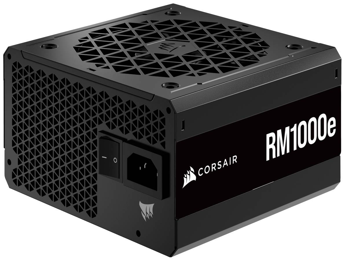 Ein schwarzes Computernetzteil der Marke Corsair, Modell RM1000e. Es verfügt über Lüftungsschlitze und einen Anschlussstecker.