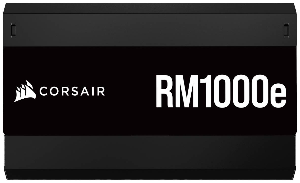Netzteil mit der Aufschrift 'CORSAIR RM1000e' auf der Seite, schwarzes Gehäuse.