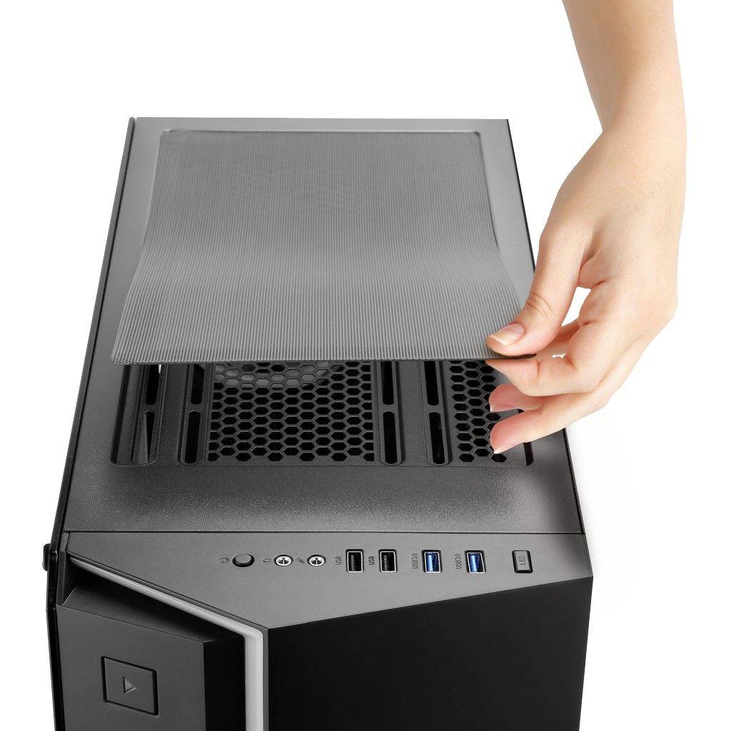 Eine Hand zieht den Staubfilter von der Oberseite eines schwarzen PC-Gehäuses ab. Das Gehäuse hat mehrere USB-Anschlüsse vorne.