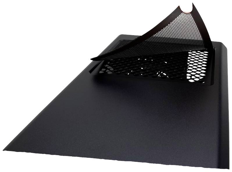 Ein schwarzes Gehäuseteil mit abnehmbarem, gelochtem Lüftungsgitter.