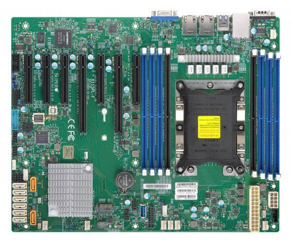 Eine grüne Computer-Motherboard mit mehreren Steckplätzen und Anschlüssen, einschließlich RAM-Steckplätzen, PCI-Erweiterungssteckplätzen und CPU-Sockel.