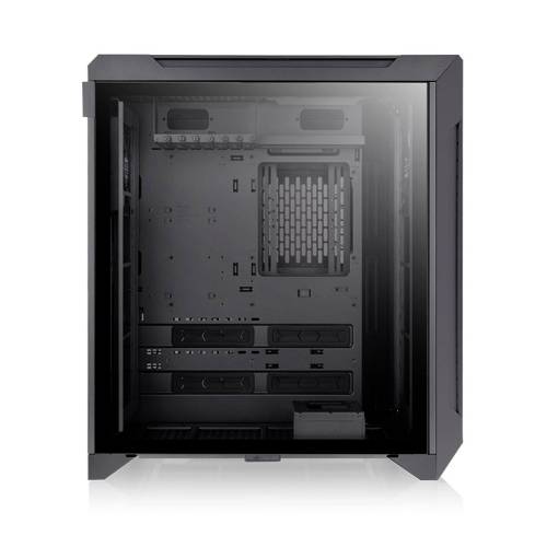 Schwarzes Computergehäuse, leer, mit sichtbarem Platz für Hauptplatine und Laufwerkeinschübe, geeignet für Desktop-Systemaufbau.