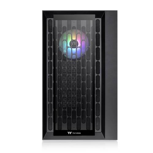 Ein schwarzes Computergehäuse mit einem leuchtenden Lüfter in verschiedenen Farben hinter einem Gitter.