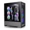Ein Gaming-PC-Gehäuse mit RGB-beleuchteten Lüftern und Wasserkühlung ist durch ein Fenster sichtbar. Das Design ist modern und futuristisch.