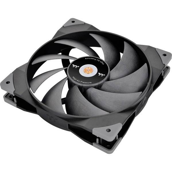 Ein schwarzer Computerlüfter in quadratischer Form mit acht Lüfterblättern und einer runden, metallischen Nabe in der Mitte.