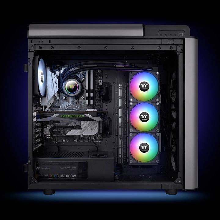 Ein geöffneter Computer zeigt bunte Lüfter und eine NVIDIA GeForce GTX Grafikkarte, eingebaut in einem gut beleuchteten Gehäuse.