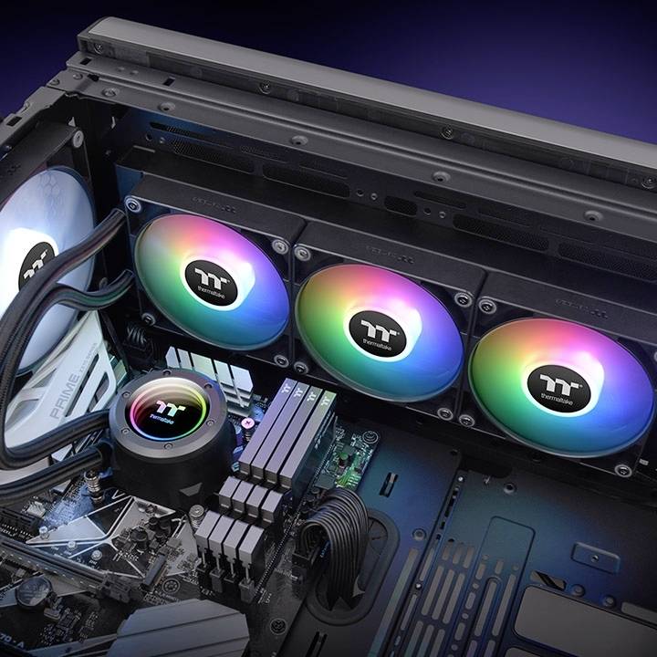 Computergehäuse mit RGB-beleuchteten Lüftern und sichtbaren Kabeln. Innen sind Mainboard, RAM-Module und Kühlblock erkennbar.