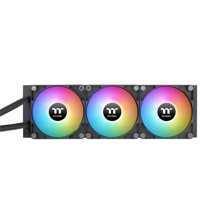 Drei Computerlüfter mit Regenbogen-LED-Beleuchtung von Thermaltake. Sie sind nebeneinander in einer Reihe montiert.