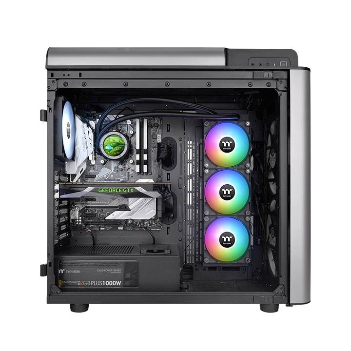 PC-Gehäuse mit geöffneter Seite zeigt einen modernen Gaming-Computer. Sichtbare RGB-Lüfter, eine GeForce GTX-Grafikkarte und ein 1000W-Netzteil.