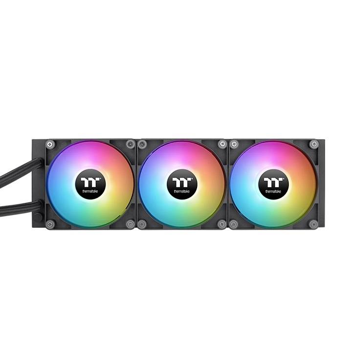 Drei bunte RGB-Lüfter von Thermaltake in einem rechteckigen Rahmen, verbunden mit schwarzen Kabeln, zur Kühlung von Computerhardware.