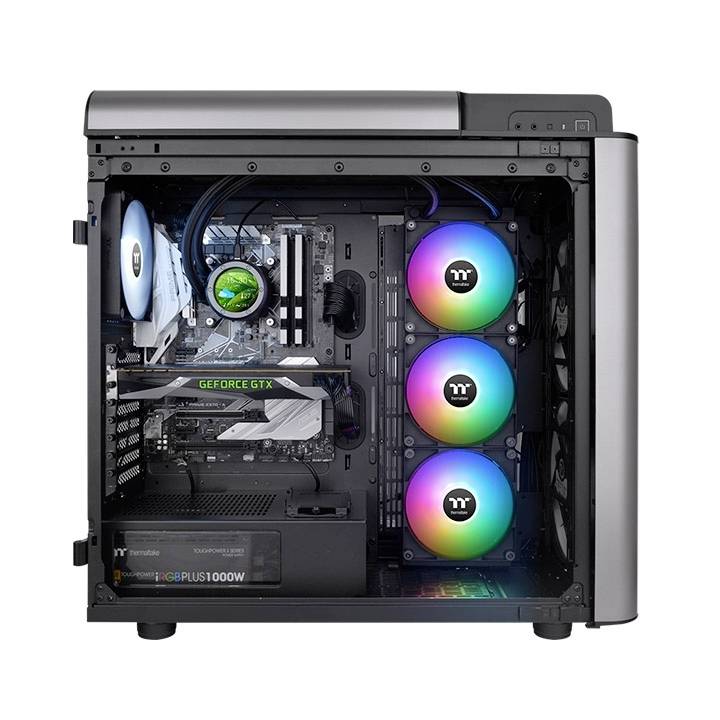 Ein offener PC zeigt das Innenleben: drei bunte Lüfter, ein Motherboard und eine Grafikkarte. Farbig beleuchtet für Kühlung.