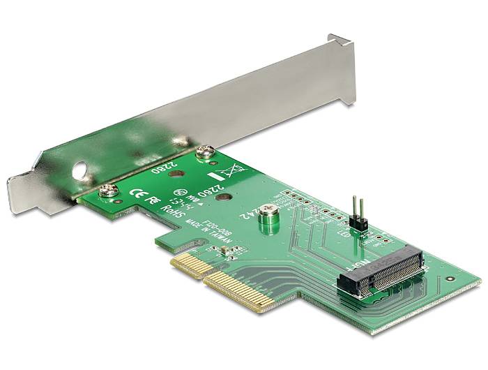 PCIe-Adapterkarte mit grünem Leiterplattendesign, zwei PCIe-Steckplätzen und einem silbernen Metallstreifen zur Befestigung im Gehäuse.