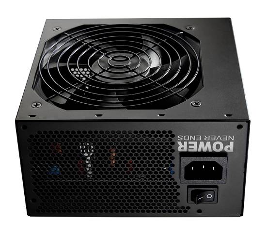 Ein schwarzes PC-Netzteil mit Lüfter oben, einem Stromanschluss und einem Ein/Aus-Schalter vorne. Aufdruck: 'POWER NEVER ENDS'.