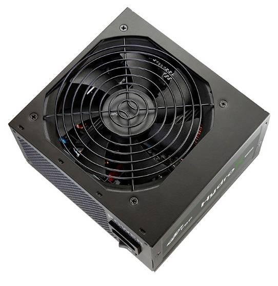 Ein schwarzes Computer-Netzteil mit einem großen Lüfter oben und seitlichen Lüftungsschlitzen, das zur Kühlung von PC-Komponenten dient.