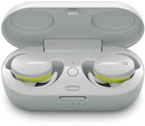 Ein Paar kabellose Bose-Ohrhörer in einem offenen Ladeetui, das aufgeladen wird. Die Ohrhörer sind grau mit grünen Akzenten.