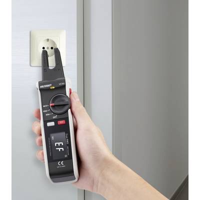 Eine Hand hält ein elektrisches Prüfgerät an einer Steckdose. Das Gerät zeigt den Status 'EF' an. Verschiedene Modi sind auswählbar.