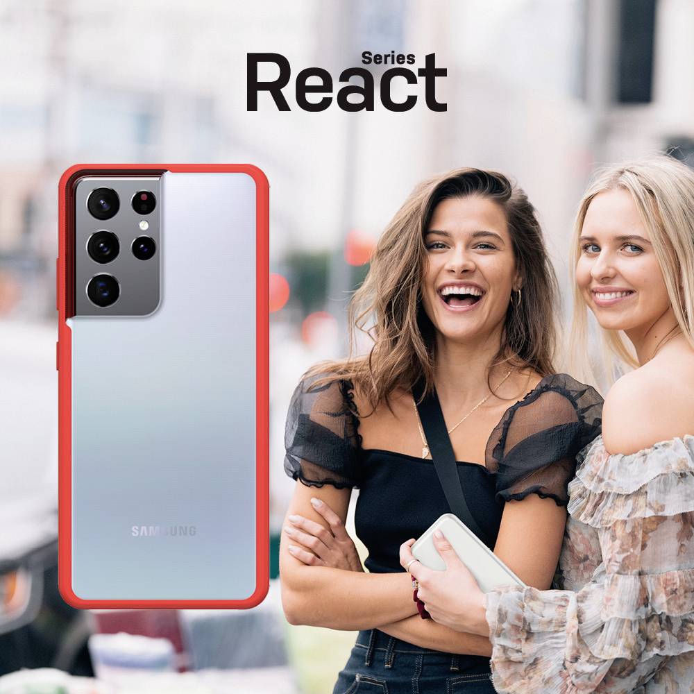 Zwei lachende Frauen posieren nebeneinander draußen. Links im Bild ist ein rotes Smartphone abgebildet, vermutlich Samsung.