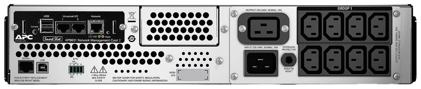 Rückseite eines APC Smart-UPS mit mehreren Steckdosen, Netzwerkanschlüssen und Lüftungsschlitzen. Links Managementkarte, rechts Stromausgänge.