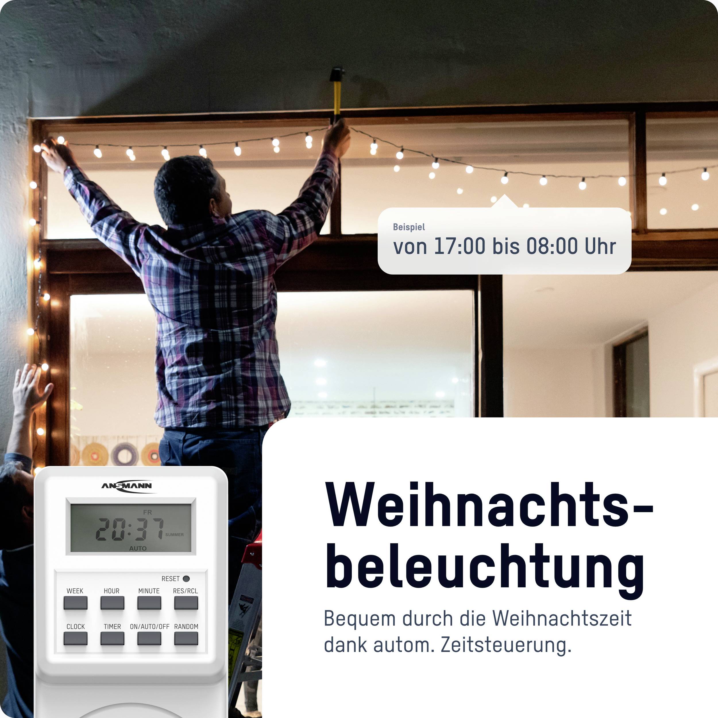 'Eine Person hängt Lichterketten über einem Fenster auf. Ein Text weist auf eine automatisierte Steuerung der Weihnachtsbeleuchtung hin.'