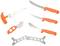 Fünf verschiedene Jagdmesser mit orangefarbenen Griffen und einer Metallschiene. Enthält ein Säge- und ein Häutemesser.