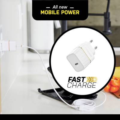 Ein Ladegerät steckt in einer Steckdose. Vorne steht 'FAST CHARGE'. Im Hintergrund: ein Smartphone in einer Halterung.