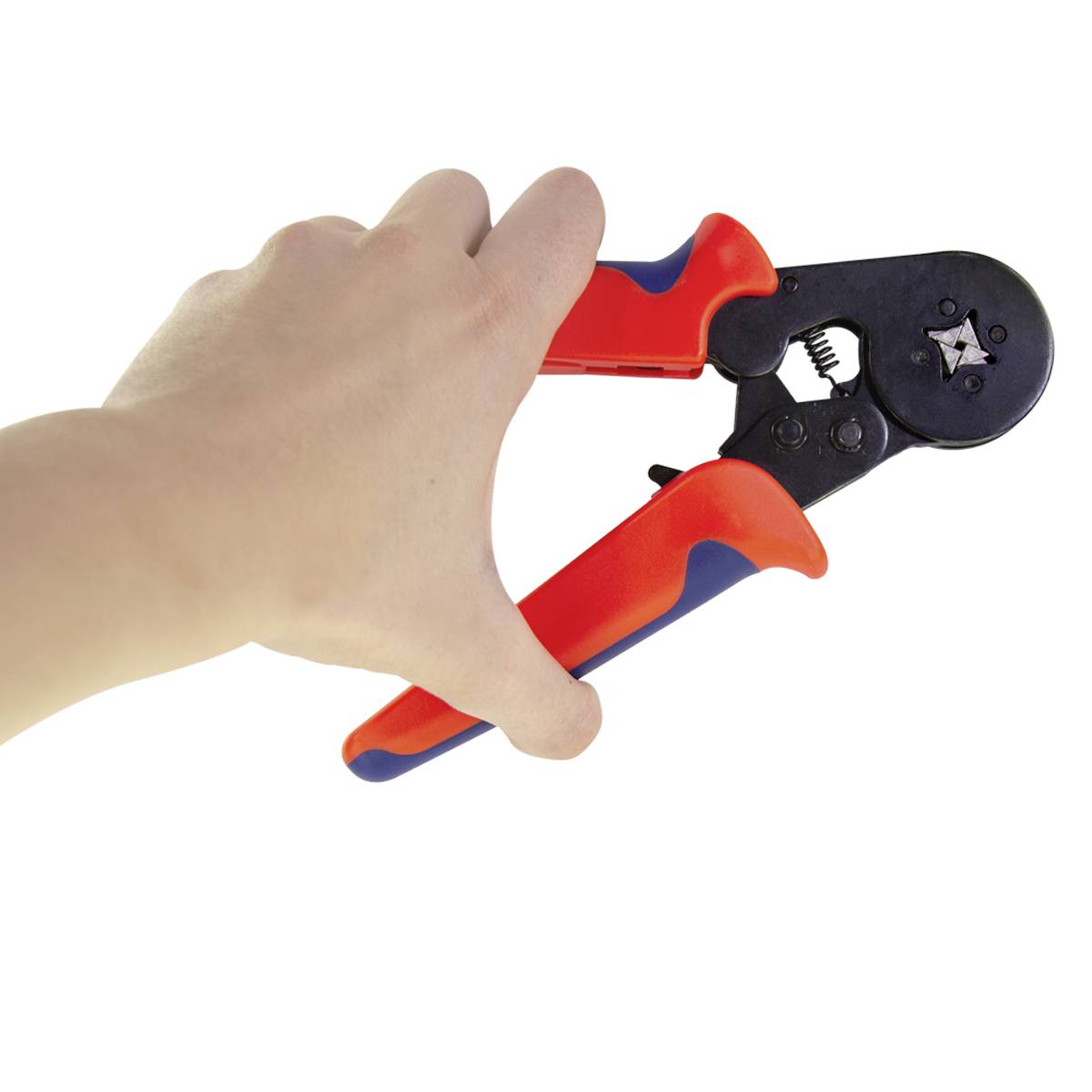 Hand hält eine rote Crimpzange, bereit zur Verwendung, vor weißem Hintergrund.