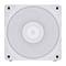 Ein weißer quadratischer Lüfter mit vier Schraublöchern an den Ecken. Der Lüfter ist zentral platziert und bläst Luft nach außen.