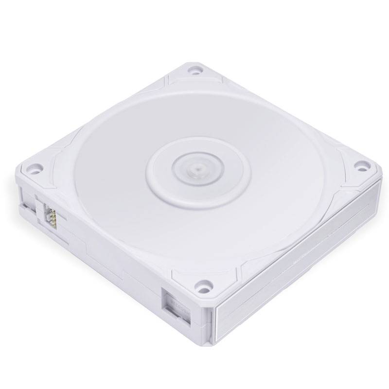 Ein weißer Computerlüfter mit quadratischem Rahmen und zentralem Rotor, geeignet zur Kühlung in einem Computergehäuse.