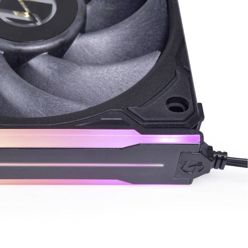Ein Computerlüfter mit RGB-LED-Beleuchtung leuchtet mehrfarbig. Die Lüfterblätter sind dunkelgrau, das Gehäuse ist schwarz.