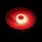 Ein rot beleuchteter, kreisförmiger Gegenstand auf schwarzem Hintergrund, der eine hypnotische, spiralförmige Lichtwirkung erzeugt.