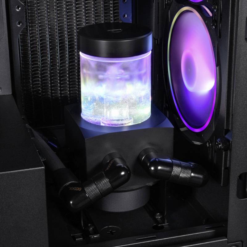 Flüssigkeitskühlungssystem in einem Computer mit beleuchtetem Lüfter und transparentem Wassertank, der bunte Lichteffekte zeigt.