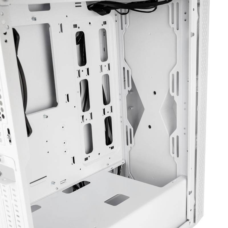 Ein leeres Computergehäuse in Weiß, ohne Hardware. Sichtbare Kabelmanagement-Ausschnitte und Befestigungspunkte für Komponenten.
