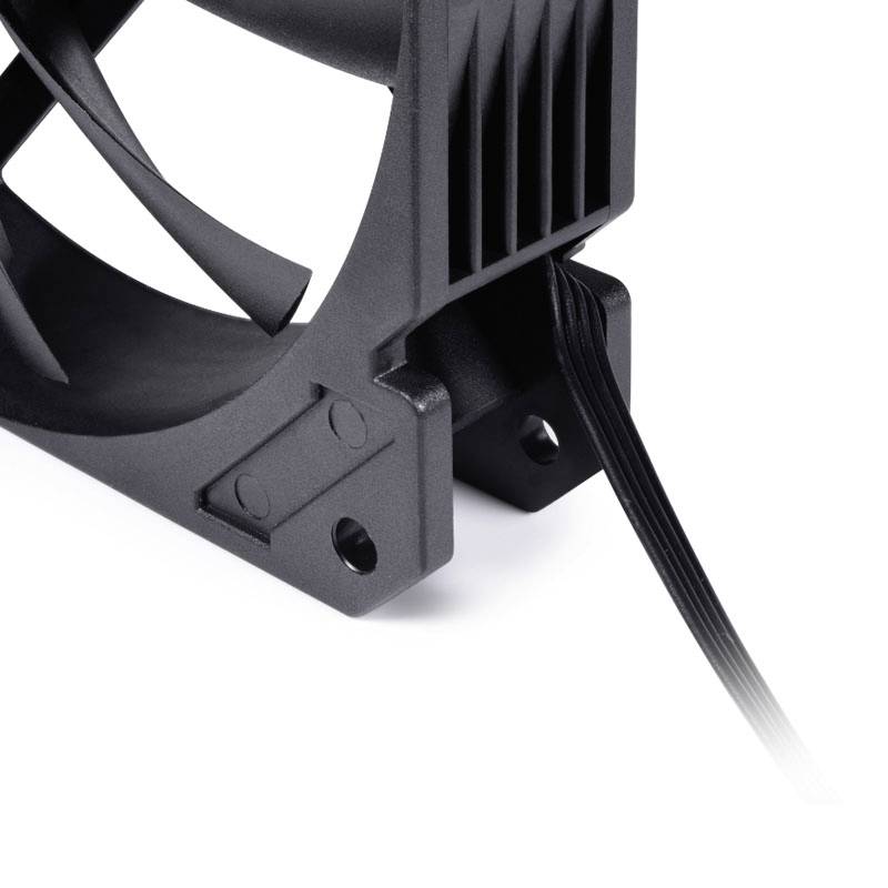 Ein schwarzer Computerlüfter mit Kabel, wichtig für die Kühlung von Computergehäusen und Komponenten.