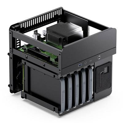 Ein offener Gaming-PC mit sichtbaren Komponenten: Prozessor mit großem Kühlkörper, Mainboard und Festplattenrahmen mit vier Slots.