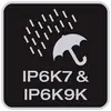 Ein schwarzes Schild mit einem Regenschirm und Regentropfen-Symbol. Text darunter: 'IP6K7 & IP6K9K', Hinweis auf Wasserdichtigkeit.